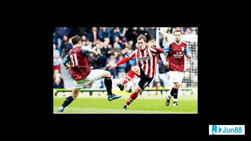 Hành động trong trận đấu giữa Sunderland và Aston Villa Hành động trong trận đấu giữa Sunderland và Aston Villa