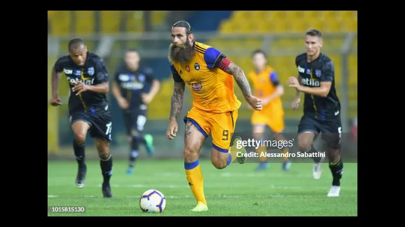 Cầu thủ Parma với sự quyết tâm cản phá cú sút của cầu thủ Pisa Cầu thủ Parma với sự quyết tâm cản phá cú sút của cầu thủ Pisa